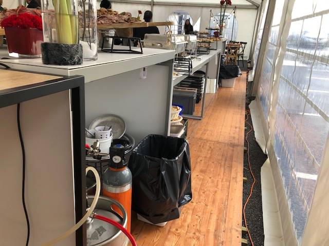 Matériel traiteur entreposé sous les buffets loués