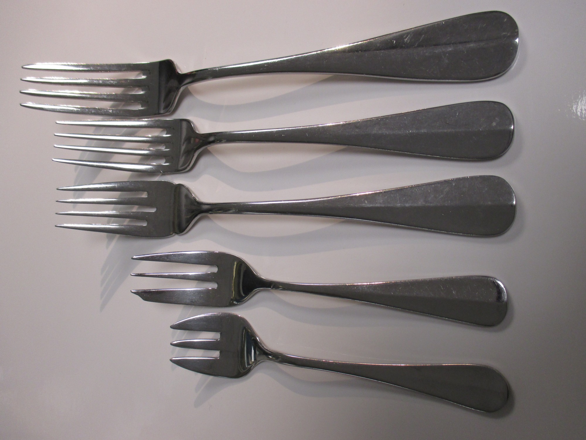 Fourchettes: gâteau / huître, entremet,  poisson et table