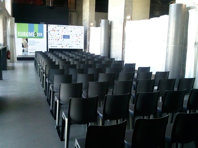 Chaise Denver, disposée pour une conférence