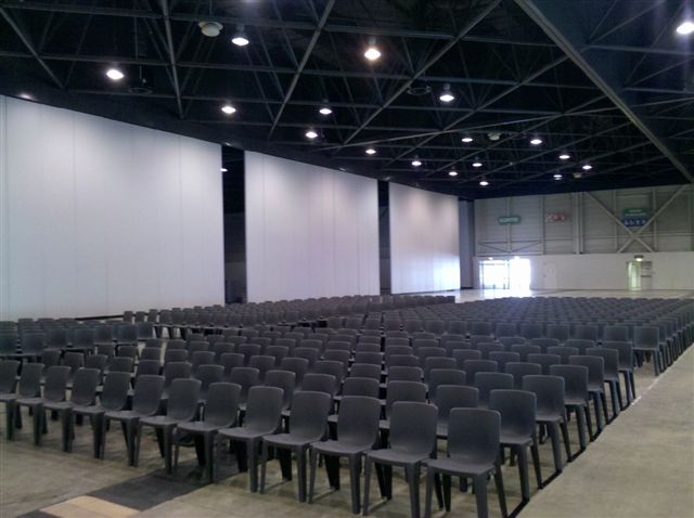 Chaise Denver, barre au sol et attaches, mises en place pour une conférence