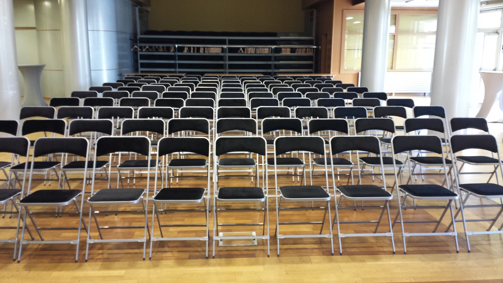 chaise velours avec crochet de liaison en location