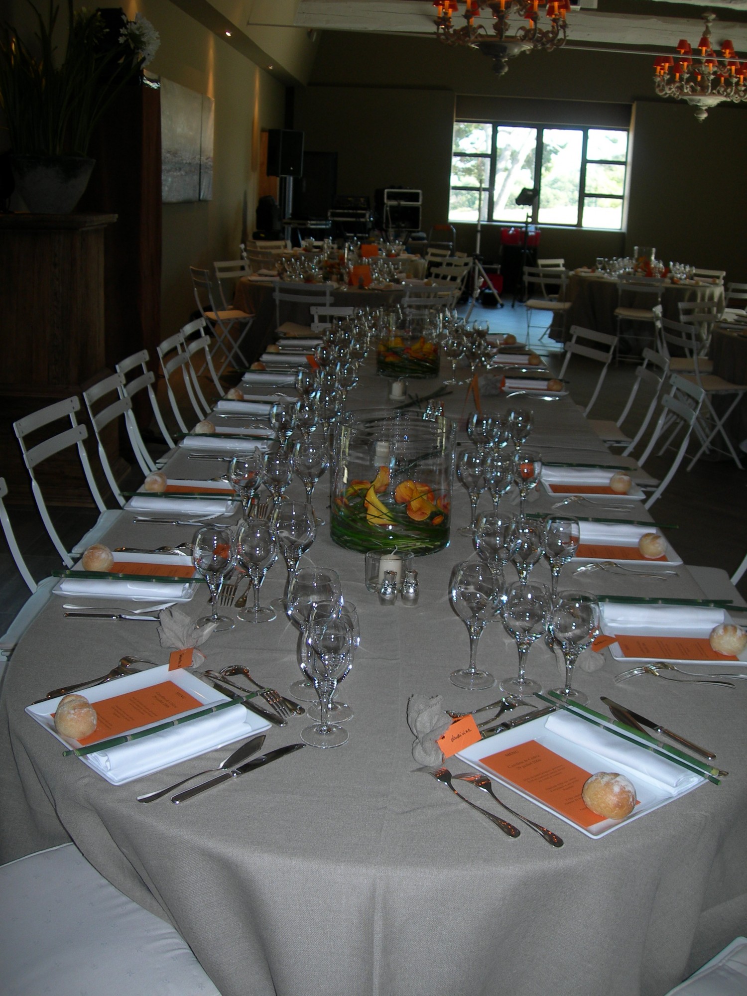 tables ovales 3m x 1m • 12/14 personnes nappée