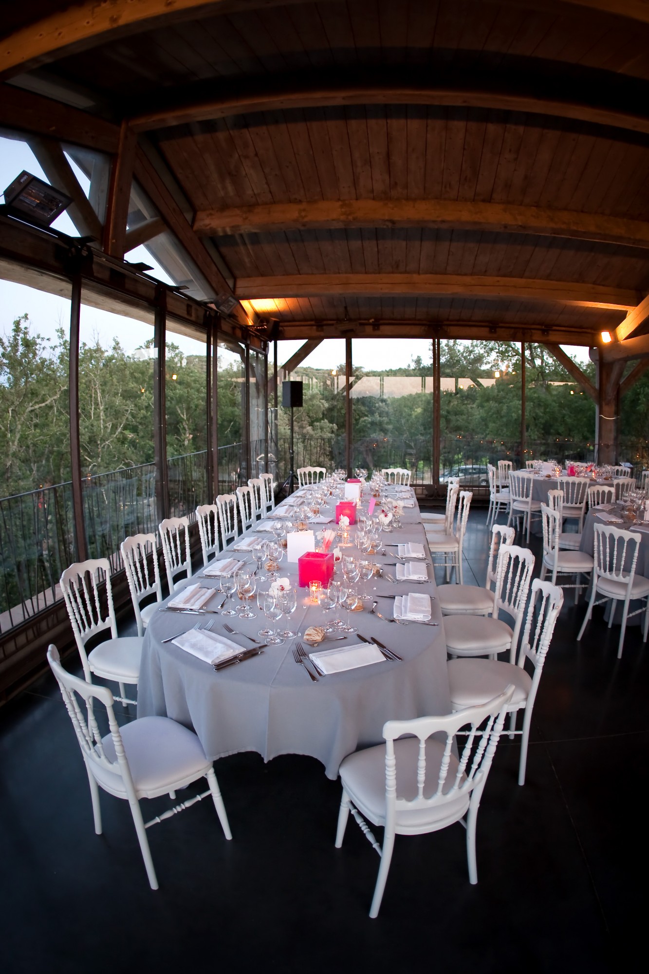 tables ovales 3m x 1m • 12/14 personnes dréssée