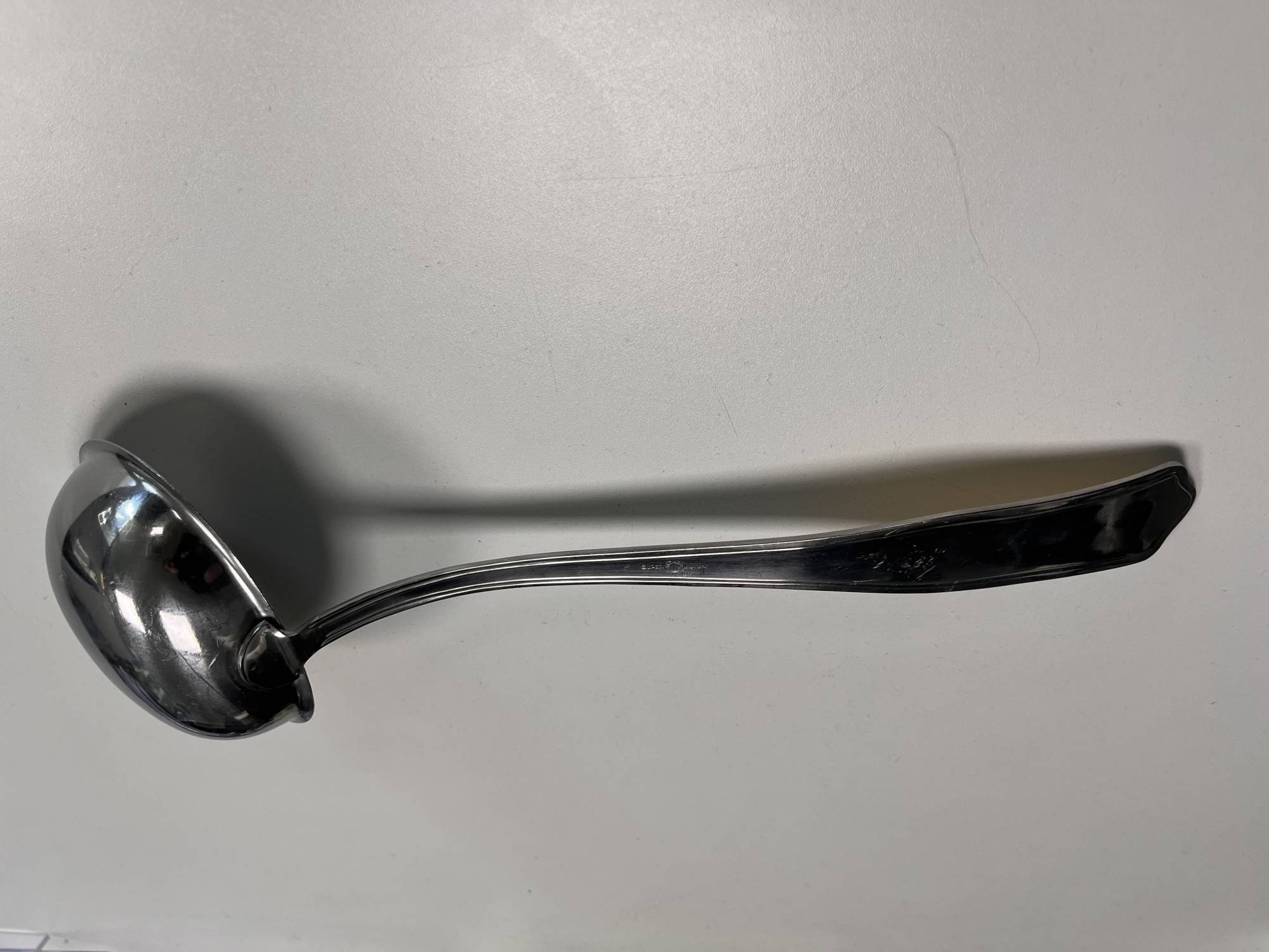 Location de louche pour servir un potage ou une soupe