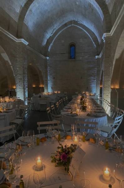 Location tables ovales 3m x 1m • 12/14 personnes