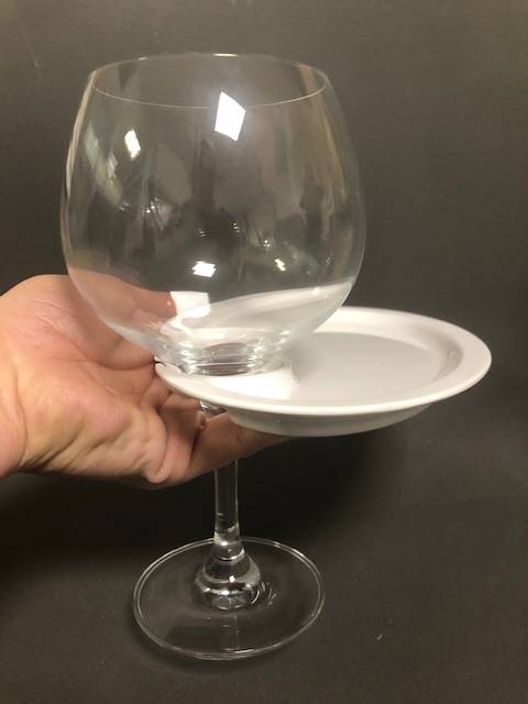 verre à cocktail avec assiette cocktail