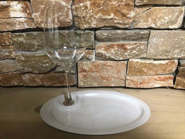 verre à eau cristal et assiette à cocktail posés